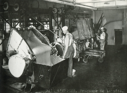 Atelier des pains d'épices. Braquage de la pâte, s.d. [vers 1960]. © Région Bourgogne-Franche-Comté, Inventaire du patrimoine