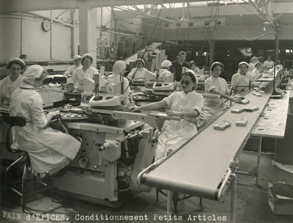 Atelier de conditionnement des petits articles (pains d'épices), s.d. [vers 1960]. © Région Bourgogne-Franche-Comté, Inventaire du patrimoine