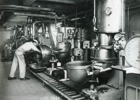Atelier de fabrication des bonbons. Cuiseurs sous vide, s.d. [vers 1960]. © Région Bourgogne-Franche-Comté, Inventaire du patrimoine