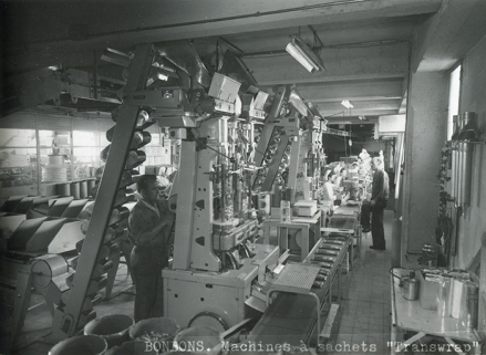 Atelier des bonbons, machines à sachets, s.d. [vers 1960]. © Région Bourgogne-Franche-Comté, Inventaire du patrimoine
