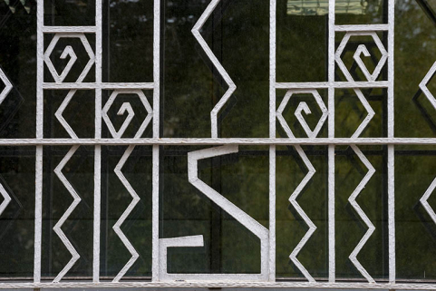 Monogramme (S) d'une grille de fenêtre. © Région Bourgogne-Franche-Comté, Inventaire du patrimoine