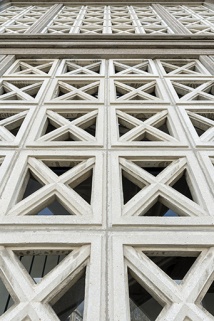 Façade antérieure, corps oriental : claustra, vue en contre-plongée. © Région Bourgogne-Franche-Comté, Inventaire du patrimoine