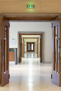 Rez-de-chaussée, corps central : hall d'entrée et couloir, depuis le corps occidental. © Région Bourgogne-Franche-Comté, Inventaire du patrimoine