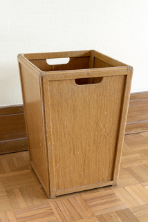 Rez-de-chaussée, corps oriental : corbeille à papier dessinée par Honegger, dans le bureau du directeur. © Région Bourgogne-Franche-Comté, Inventaire du patrimoine