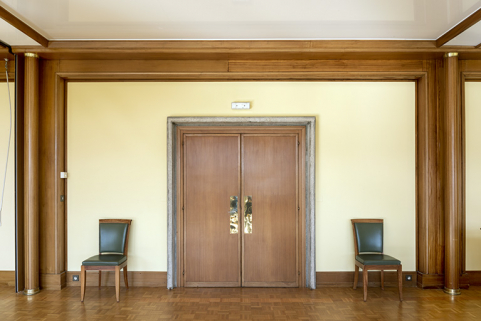Rez-de-chaussée, corps central : porte de la salle André Donat, vue de l'intérieur. © Région Bourgogne-Franche-Comté, Inventaire du patrimoine