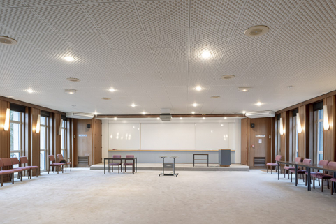 Rez-de-chaussée, corps occidental : salle de conférences. © Région Bourgogne-Franche-Comté, Inventaire du patrimoine
