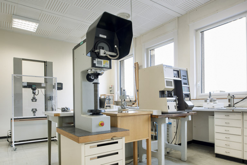 1er étage de soubassement, laboratoire de chimie et des essais mécaniques : matériel. © Région Bourgogne-Franche-Comté, Inventaire du patrimoine