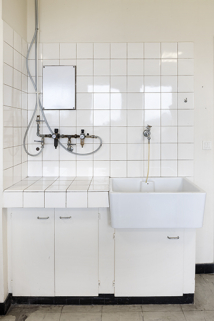 1er étage de soubassement, laboratoire de chimie et des essais mécaniques : paillasse © Région Bourgogne-Franche-Comté, Inventaire du patrimoine