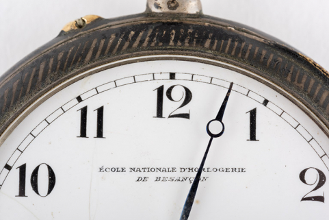 Montre marquée Ecole nationale d'Horlogerie de Besançon (détail). (Collection musée du Temps, Besançon). © Région Bourgogne-Franche-Comté, Inventaire du patrimoine Montre marquée Ecole nationale d'Horlogerie de Besançon (détail). (Collection musée du Temps, Besançon). © Région Bourgogne-Franche-Comté, Inventaire du patrimoine
