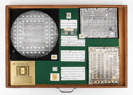 Circuits électroniques pour montre à quartz dont, en haut, un circuit diviseur hybride Cetehor-Alcatel (1967). © Région Bourgogne-Franche-Comté, Inventaire du patrimoine