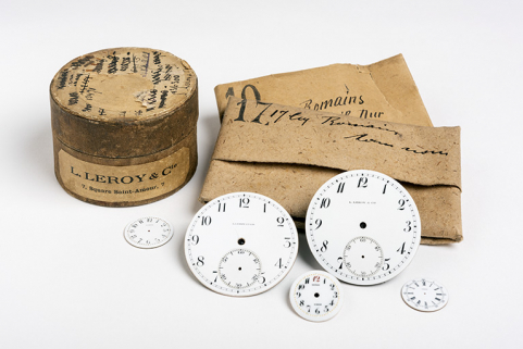 Cadrans et boîte de fourniture Leroy, début 20e siècle. (Collection J.M. Loiseau). © Région Bourgogne-Franche-Comté, Inventaire du patrimoine Cadrans et boîte de fourniture Leroy, début 20e siècle. (Collection J.M. Loiseau). © Région Bourgogne-Franche-Comté, Inventaire du patrimoine
