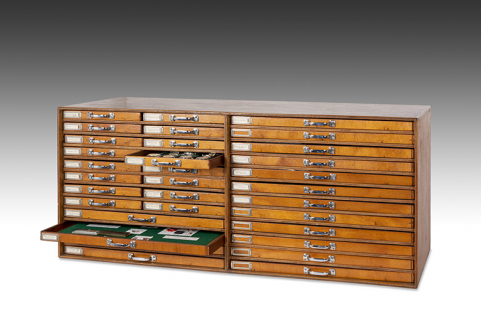 Meuble à tiroirs à usage de "musée", renfermant des prototypes de mouvements et de modules à quartz étudiés par le Cetehor. © Région Bourgogne-Franche-Comté, Inventaire du patrimoine