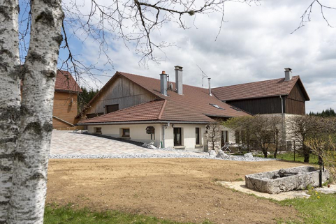 Vue d'ensemble, depuis l'ouest (façades antérieure et latérale droite). L'abreuvoir est visible à droite. © Région Bourgogne-Franche-Comté, Inventaire du patrimoine