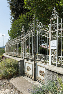Clôture : grille et porte, vues en enfilade. © Région Bourgogne-Franche-Comté, Inventaire du patrimoine