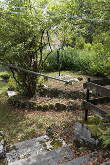 Citerne et sa pompe manuelle Louvet. © Région Bourgogne-Franche-Comté, Inventaire du patrimoine