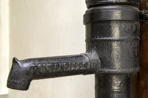 Intérieur : inscription sur la pompe Renaud. © Région Bourgogne-Franche-Comté, Inventaire du patrimoine