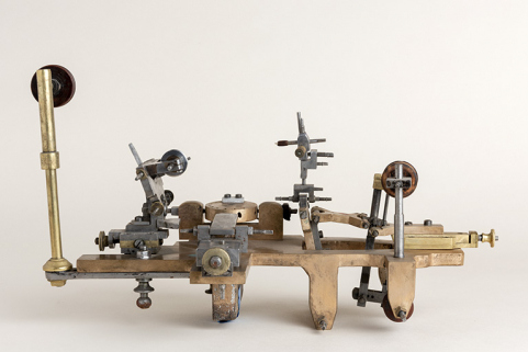 Machine à meuler et à limer (machine à passer les levées) de Léon Girardin, au Russey. © Région Bourgogne-Franche-Comté, Inventaire du patrimoine Machine à meuler et à limer (machine à passer les levées) de Léon Girardin, au Russey. © Région Bourgogne-Franche-Comté, Inventaire du patrimoine