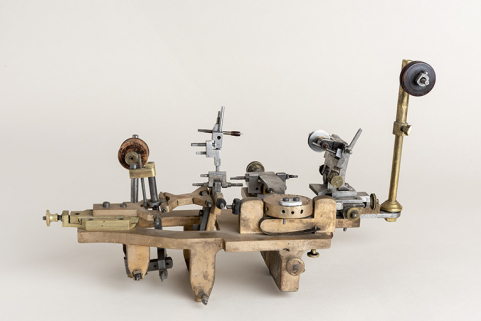 Vue de face, côté tasseau. Lime (au centre) et meule (à droite) sont levées. © Région Bourgogne-Franche-Comté, Inventaire du patrimoine