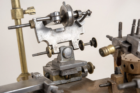 Support de la meule en saphir (à droite), avec sa poulie motrice. © Région Bourgogne-Franche-Comté, Inventaire du patrimoine