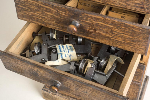 Meuble d'horloger : tiroir contenant des éléments de machines. © Région Bourgogne-Franche-Comté, Inventaire du patrimoine