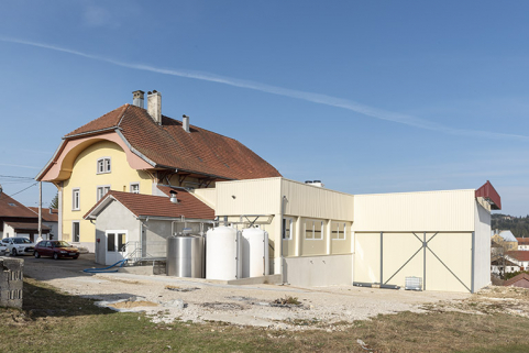 Façade latérale droite et extension, depuis l'est. © Région Bourgogne-Franche-Comté, Inventaire du patrimoine