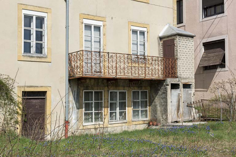 Façade postérieure en hiver : fenêtres multiples et balcon. © Région Bourgogne-Franche-Comté, Inventaire du patrimoine
