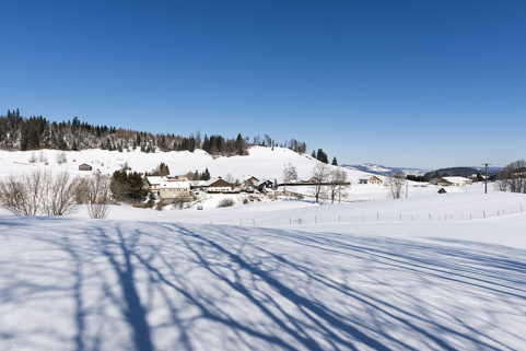 Le Grand Mont, depuis le sud-ouest, en hiver. © Région Bourgogne-Franche-Comté, Inventaire du patrimoine Le Grand Mont, depuis le sud-ouest, en hiver. © Région Bourgogne-Franche-Comté, Inventaire du patrimoine