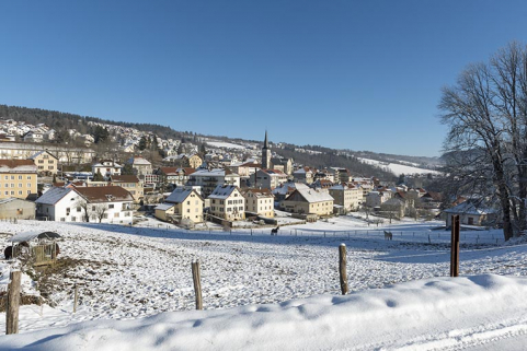 Le centre-ville et la Grande Rue, depuis le sud, en hiver. © Région Bourgogne-Franche-Comté, Inventaire du patrimoine Le centre-ville et la Grande Rue, depuis le sud, en hiver. © Région Bourgogne-Franche-Comté, Inventaire du patrimoine