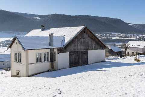 Façade postérieure, de trois quarts gauche, et atelier de fabrication, en hiver. © Région Bourgogne-Franche-Comté, Inventaire du patrimoine