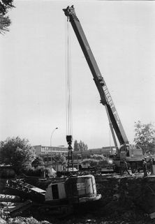[Construction du laboratoire de métrologie, fondations : sortie à l'aide d'une grue de la sonnette utilisée pour le battage des pieux], 1981. © Région Bourgogne-Franche-Comté, Inventaire du patrimoine