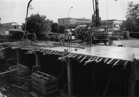 [Construction du laboratoire de métrologie, rez-de-chaussée : coulage du plancher en béton], 1981. © Région Bourgogne-Franche-Comté, Inventaire du patrimoine