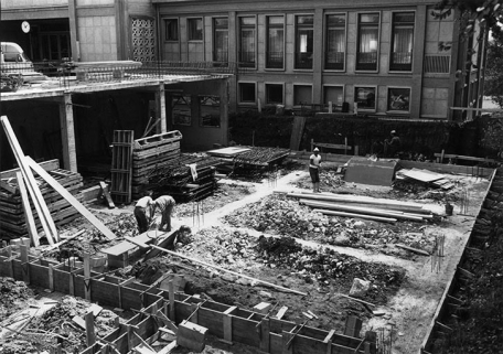 [Construction du laboratoire de métrologie, soubassement : fondations de la partie occidentale], 1981. © Région Bourgogne-Franche-Comté, Inventaire du patrimoine
