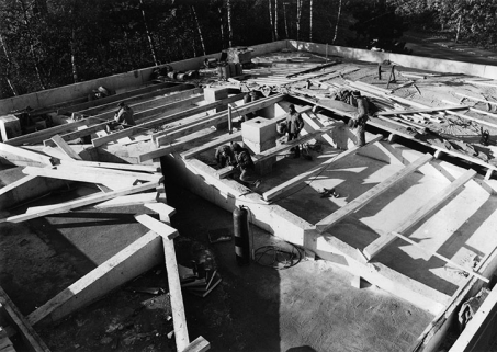 [Construction du laboratoire de métrologie : pose de la charpente], 1981. © Région Bourgogne-Franche-Comté, Inventaire du patrimoine