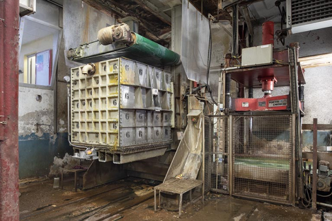 Fabrication : moule sur le poste de démoulage, avec presse à droite. © Région Bourgogne-Franche-Comté, Inventaire du patrimoine