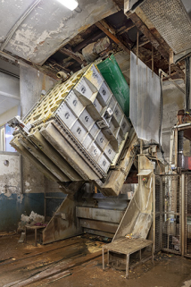 Fabrication : moule en cours de retournement, sur le poste de démoulage. © Région Bourgogne-Franche-Comté, Inventaire du patrimoine