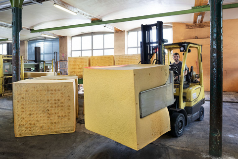 Fabrication : déplacement d'un bloc. © Région Bourgogne-Franche-Comté, Inventaire du patrimoine