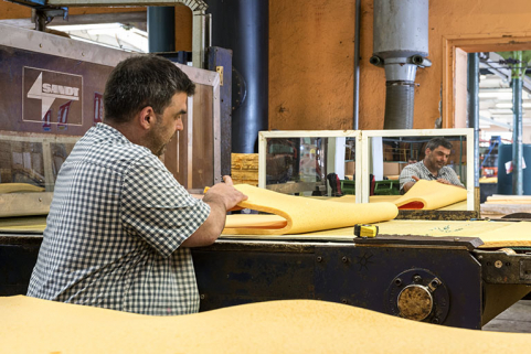 Fabrication : contrôle des plaques. © Région Bourgogne-Franche-Comté, Inventaire du patrimoine
