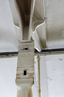 Atelier de fabrication (ancienne tréfilerie, 1er étage) : chapiteau du poteau en fonte et système de fixation des supports de transmission. © Région Bourgogne-Franche-Comté, Inventaire du patrimoine