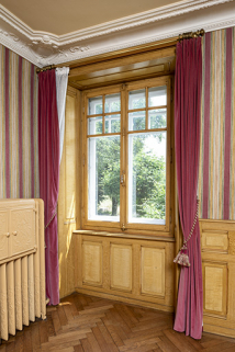 Maison, salon : fenêtre et boiseries avec décor de faux bois. © Région Bourgogne-Franche-Comté, Inventaire du patrimoine