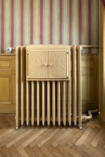 Maison, salon : radiateur avec chauffe-plat. © Région Bourgogne-Franche-Comté, Inventaire du patrimoine