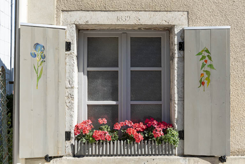 Bâtiment d'origine : linteau daté 1839. © Région Bourgogne-Franche-Comté, Inventaire du patrimoine