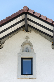 Fenêtre et niche abritant une statue de la Vierge, sous le faîtage. © Région Bourgogne-Franche-Comté, Inventaire du patrimoine