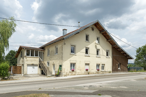 Façade antérieure, de trois quarts gauche. © Région Bourgogne-Franche-Comté, Inventaire du patrimoine Façade antérieure, de trois quarts gauche. © Région Bourgogne-Franche-Comté, Inventaire du patrimoine