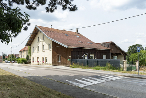 Façades antérieure et latérale droite. © Région Bourgogne-Franche-Comté, Inventaire du patrimoine Façades antérieure et latérale droite. © Région Bourgogne-Franche-Comté, Inventaire du patrimoine