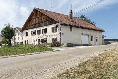 Façades antérieure et latérale droite. © Région Bourgogne-Franche-Comté, Inventaire du patrimoine Façades antérieure et latérale droite. © Région Bourgogne-Franche-Comté, Inventaire du patrimoine