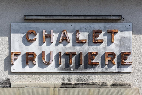 Inscription sur la façade antérieure. © Région Bourgogne-Franche-Comté, Inventaire du patrimoine