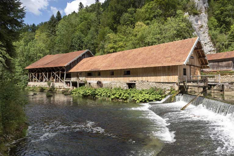 Hangar et scierie, depuis l'ouest (rive gauche). © Région Bourgogne-Franche-Comté, Inventaire du patrimoine