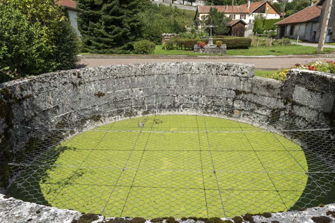 Fontaine du type de celle ayant alimenté la fromagerie : le bassin. © Région Bourgogne-Franche-Comté, Inventaire du patrimoine Fontaine du type de celle ayant alimenté la fromagerie : le bassin. © Région Bourgogne-Franche-Comté, Inventaire du patrimoine