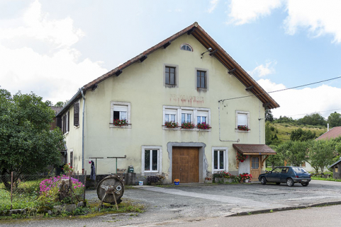 Façade antérieure, de trois quarts gauche. © Région Bourgogne-Franche-Comté, Inventaire du patrimoine Façade antérieure, de trois quarts gauche. © Région Bourgogne-Franche-Comté, Inventaire du patrimoine