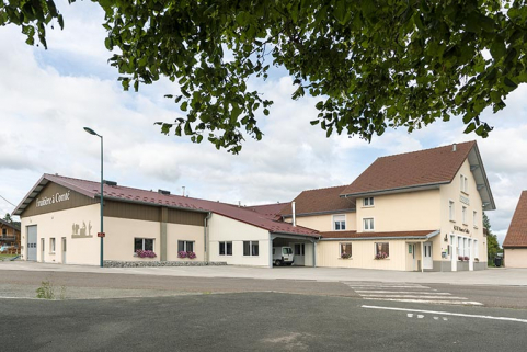Atelier de 2016 et bâtiment de 1820, depuis le sud-ouest. © Région Bourgogne-Franche-Comté, Inventaire du patrimoine Atelier de 2016 et bâtiment de 1820, depuis le sud-ouest. © Région Bourgogne-Franche-Comté, Inventaire du patrimoine